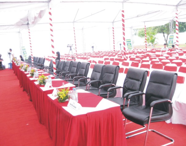 Ghế nệm chân quỳ da đen cho thuê