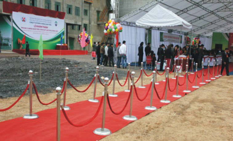 Cột inox, dây xích nhung đỏ cho thuê